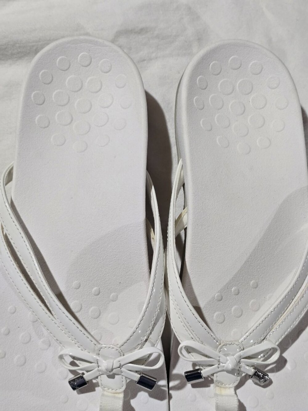 Vionic Bella X White Patent Bow Orthotic Thong Sandals – Women's Size 12 WIDE - Picture 6 of 13